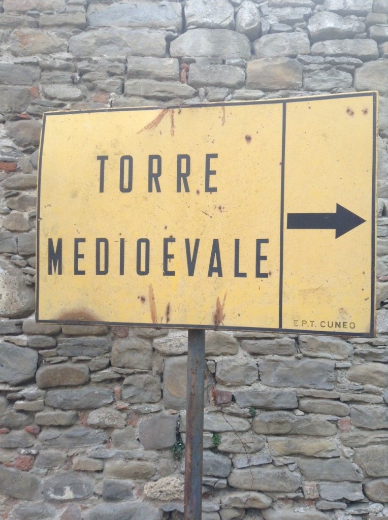 The sign for Hikers to follow to Cortemilia Castle, Villa Bergolo